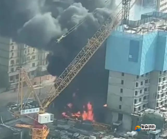 沈陽(yáng)一在建工地起火引燃高空塔吊